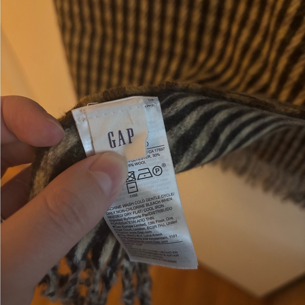 GAP Brown + Black Houndstooth Fringe Knit Scarf - Picture 6 of 6